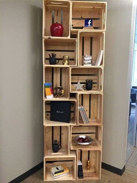 Cajones de fruta de madera apilados o dispuestos en un hogar con plantas y libros