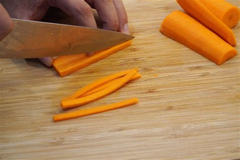 Infografía explicando el corte juliana con medidas y ejemplos de verduras.