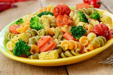 ilustración de platos de pasta con abundantes verduras y salsas ligeras