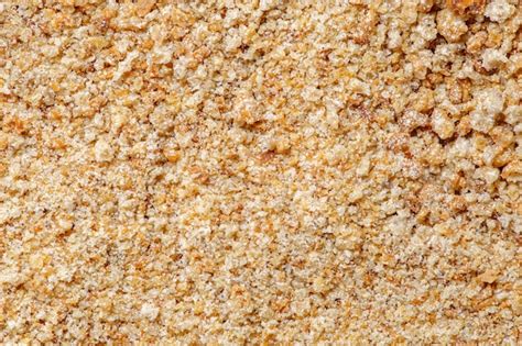 Primer plano de pan rallado panko en un bol, mostrando su textura en escamas