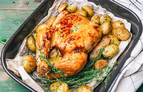 Fotografía de un pollo al horno con piel crujiente y dorada