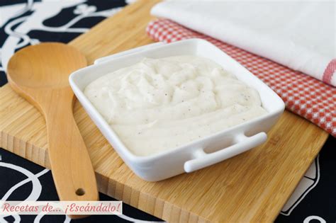 Salsa bechamel casera perfectamente suave y sin grumos, lista para usar