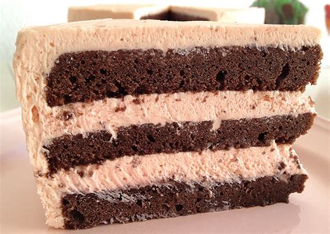 Esquema de capas de la torta: bizcocho de chocolate, relleno de crema y cerezas.
