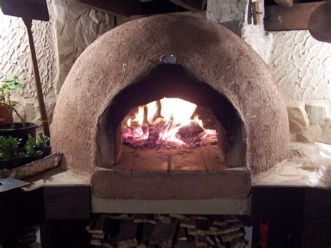 Horno de barro tradicional en uso