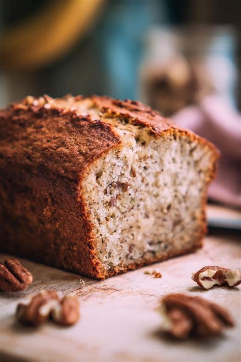 Queque de plátano y nueces recién horneado y cortado en rebanadas