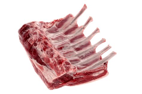Imagen de un costillar de cordero crudo bien marinado o sazonado