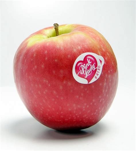 manzana Pink Lady rosada con fondo verdoso
