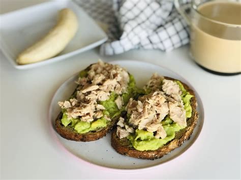 Foto de un desayuno saludable con atún y aguacate