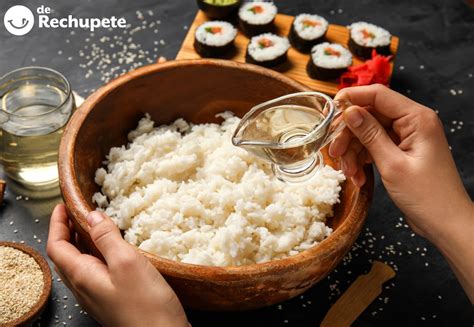 Infografía mostrando el proceso de lavado del arroz para sushi, con un indicador de agua turbia a transparente.