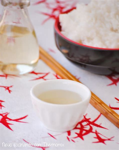 Imagen de los ingredientes para el aderezo del arroz de sushi: vinagre de arroz, azúcar, sal y alga kombu.