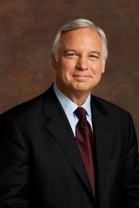 Jack Canfield posando con algunos de los libros de la serie 