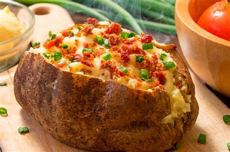 Ingredientes frescos para papas rellenas dispuestos ordenadamente en una encimera de cocina