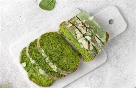 Ingredientes frescos para pan de espinaca en una tabla de cortar