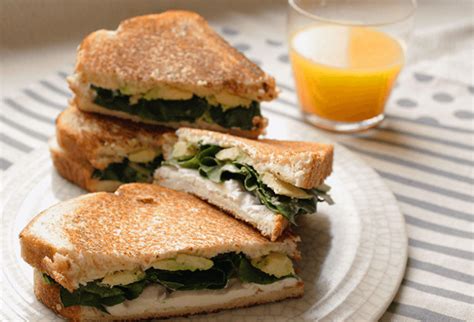 Sándwich caliente de espinaca y queso fundido