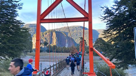 Foto de participantes en la Corrida de la Guiña con paisajes patagónicos de fondo