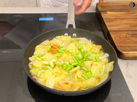 Cebolleta pochándose en sartén