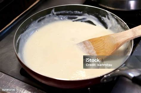 Bechamel cremosa cocinándose en una sartén