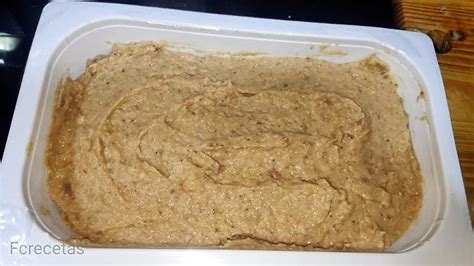 Masa de croquetas enfriándose en un recipiente tapado con film