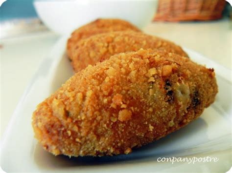 Croquetas siendo rebozadas en pan rallado