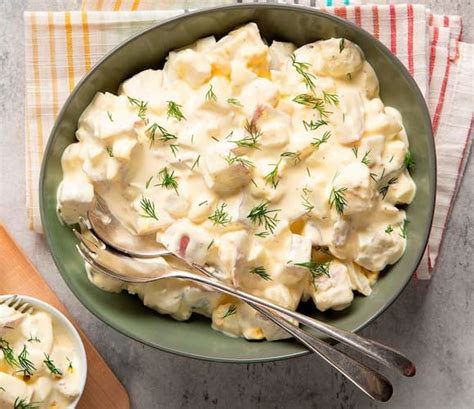 Ensalada de patatas con mayonesa servida en un tazón