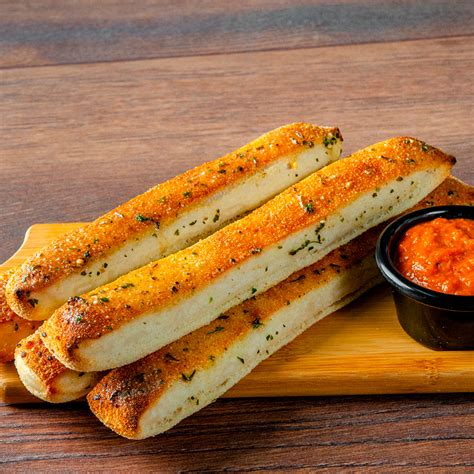 masa de palitos de ajo veganos reposando cubierta con un paño