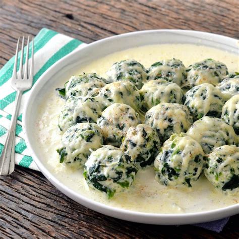 Plato de malfattis gratinados con salsa verde