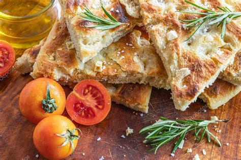 focaccia casera recién horneada con romero y sal
