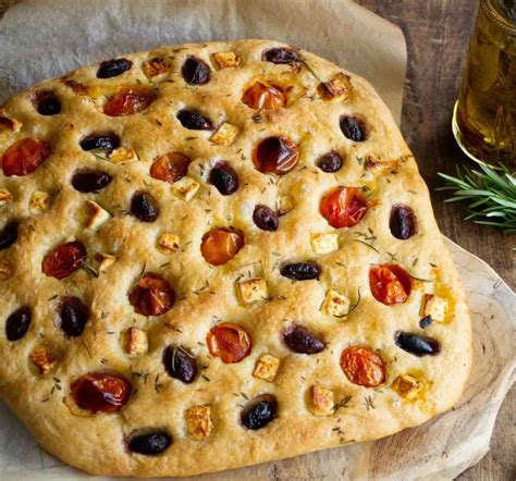 focaccia con diferentes toppings como tomate cherry, aceitunas y romero