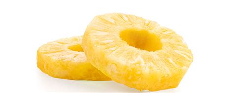 Piña fresca en rodajas mostrando su jugo y textura fibrosa