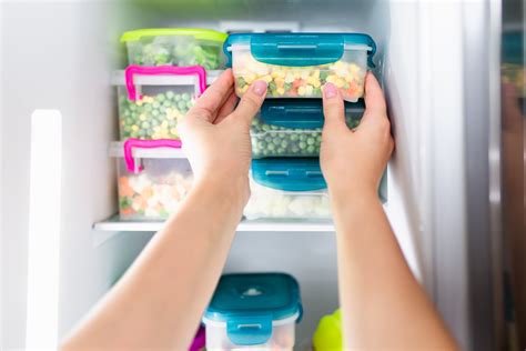 Esquema visual sobre cómo enfriar y refrigerar caldo correctamente