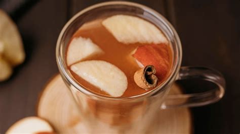 Imagen de una taza de infusión de manzana y canela en un ambiente relajante
