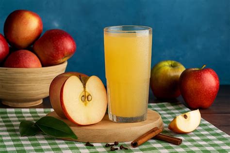 Jarra de agua de manzana y canela fría con rodajas de limón