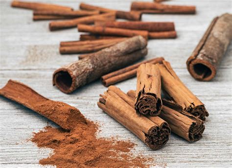 Especias aromáticas: manzanas frescas y ramas de canela en un cuenco