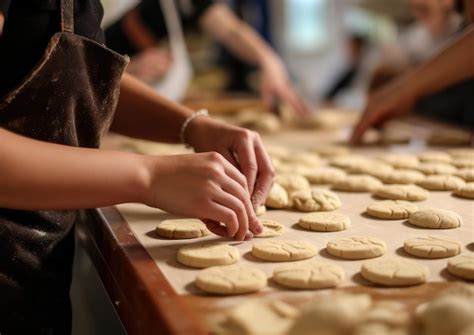 Secuencia de fotos de la elaboración de galletas de jengibre veganas: amasado, corte y horneado