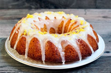 Queque de yogurt con glaseado de limón y rodajas de limón fresco