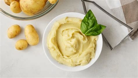 Imagen de un plato de puré de papas y acelga listo para servir