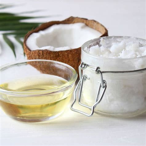 Aceite de coco, cacao en polvo y azúcar para la cobertura de helado