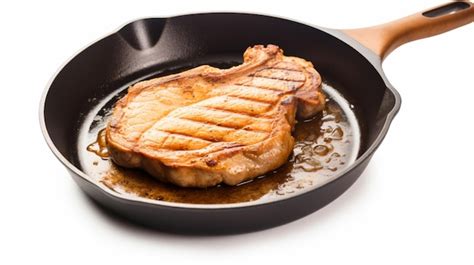 Foto de un trozo de carne sellándose en una sartén caliente, mostrando la costra dorada