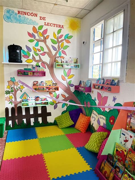 Fotografía de una acogedora sección de lectura infantil con estanterías coloridas y cojines