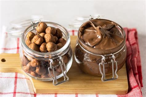 crema de chocolate casera en un frasco con avellanas