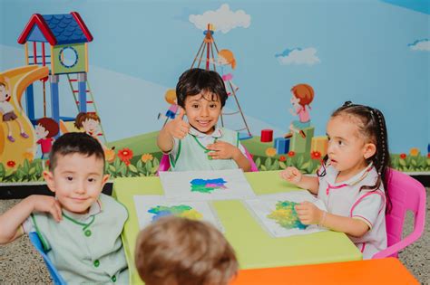Foto de niños y niñas en un jardín infantil jugando y aprendiendo