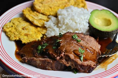 Plato servido de posta negra con acompañamiento