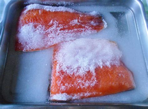 Salmón cubierto con mezcla de sal y azúcar para el curado
