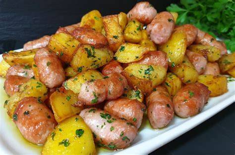 Salchichas troceadas y doradas en sartén
