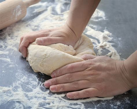 Amasadora mezclando ingredientes para masa de empanada.