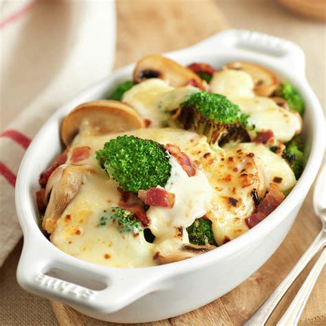 Plato de brócoli con champiñones gratinados, recién salido del horno