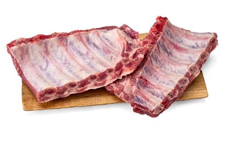 Foto de costillar de cerdo fresco con un buen equilibrio de carne y grasa