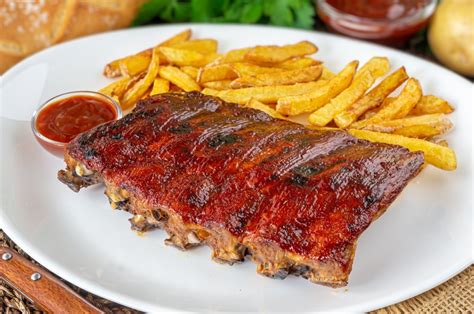 Plato final de costillas a la parrilla perfectamente asadas con acompañamientos