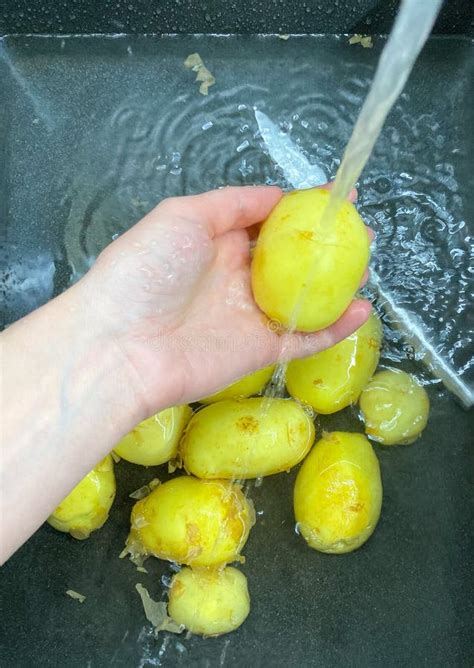 Patatas limpiándose bajo el grifo o en un bol de agua