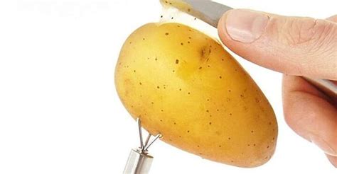 Patata siendo pinchada con un tenedor o brocheta